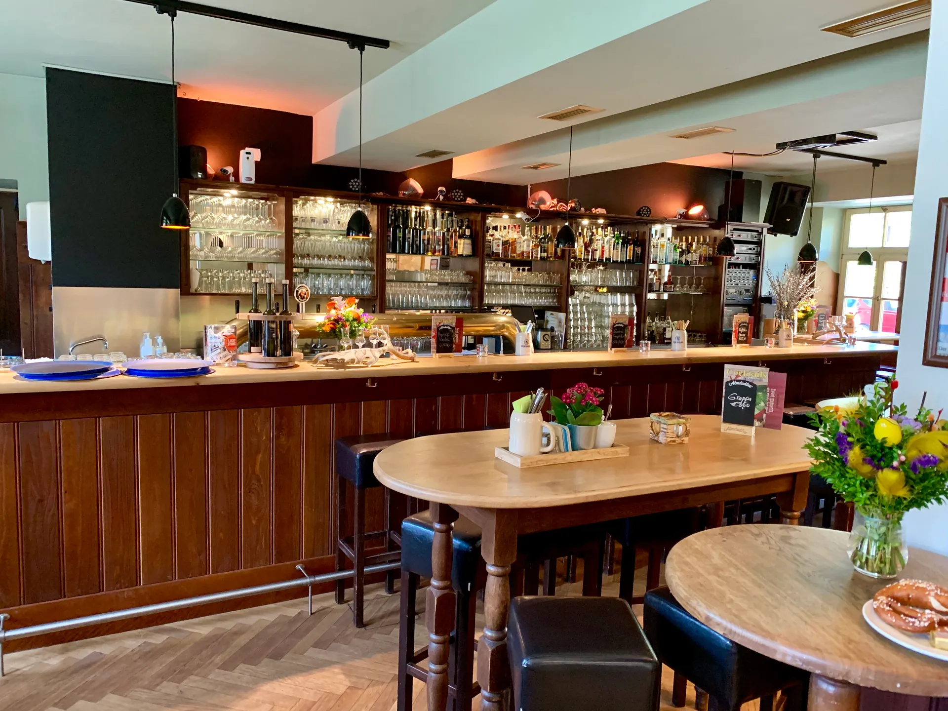 Der Hufnagel – Theke und Gastraum