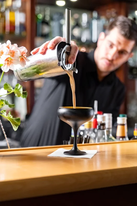 Barkeeper beim Shaken