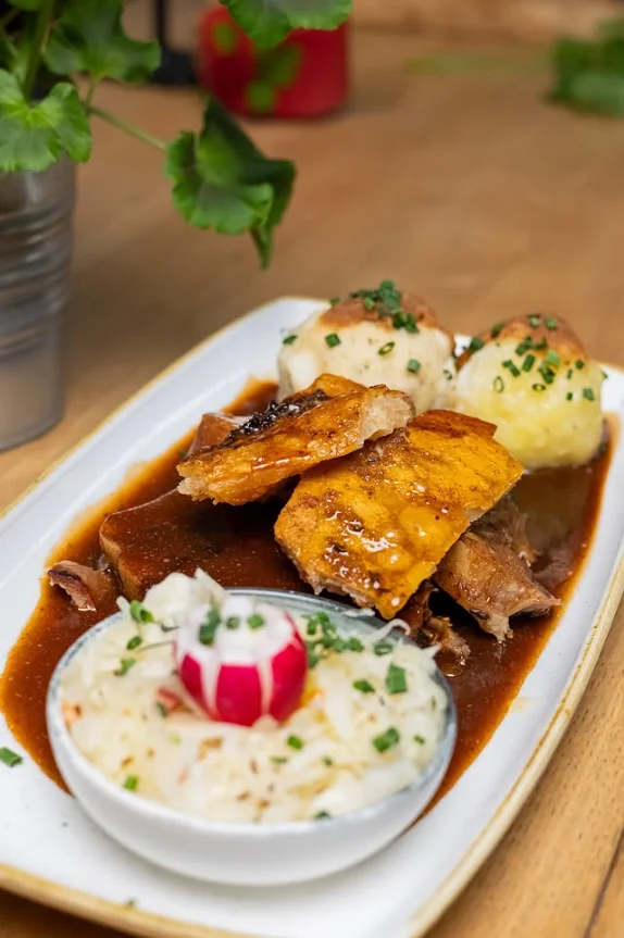 Schweinebraten mit Knödeln